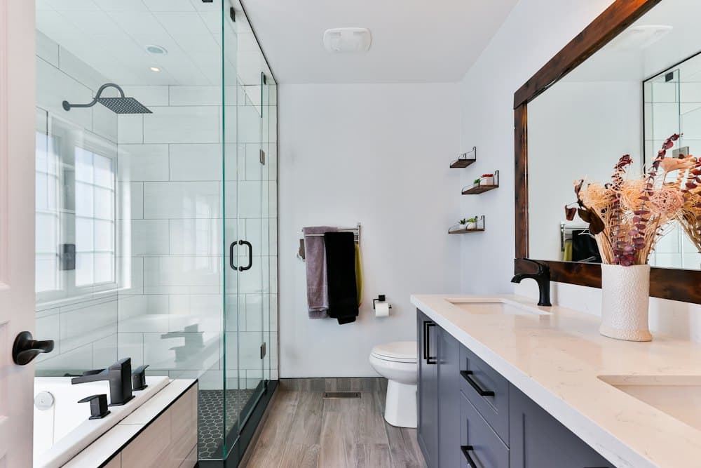 Kireç ve leke kalmamış modern banyo